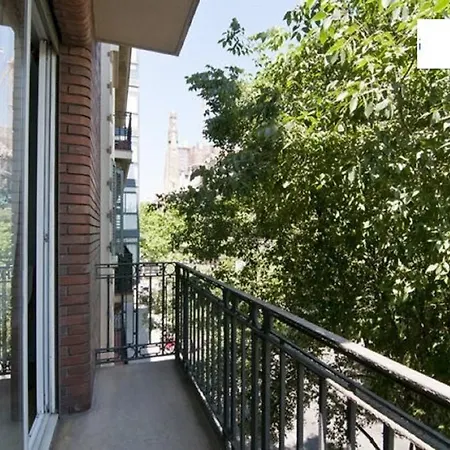 Cozy Near Sagrada Familia Apartment *